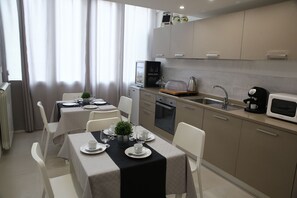 Full-size fridge, coffee/tea maker, electric kettle - Amarillo (Palermo)