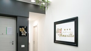 A hallway with a framed sign on the wall that reads "Bed & breakfast Amarillo." - Amarillo (Palermo)