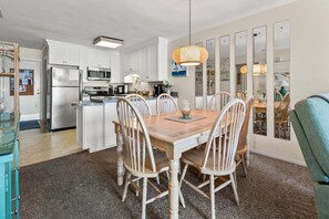 Condo, 2 Bedrooms | Tempat makan