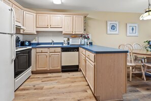 Lejlighed - 2 soveværelser | Privat køkken | Køleskab, ovn, kaffe-/temaskine, brødrister