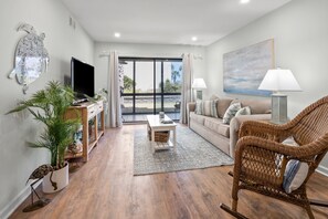 Condo, 2 Bedrooms | Living area
