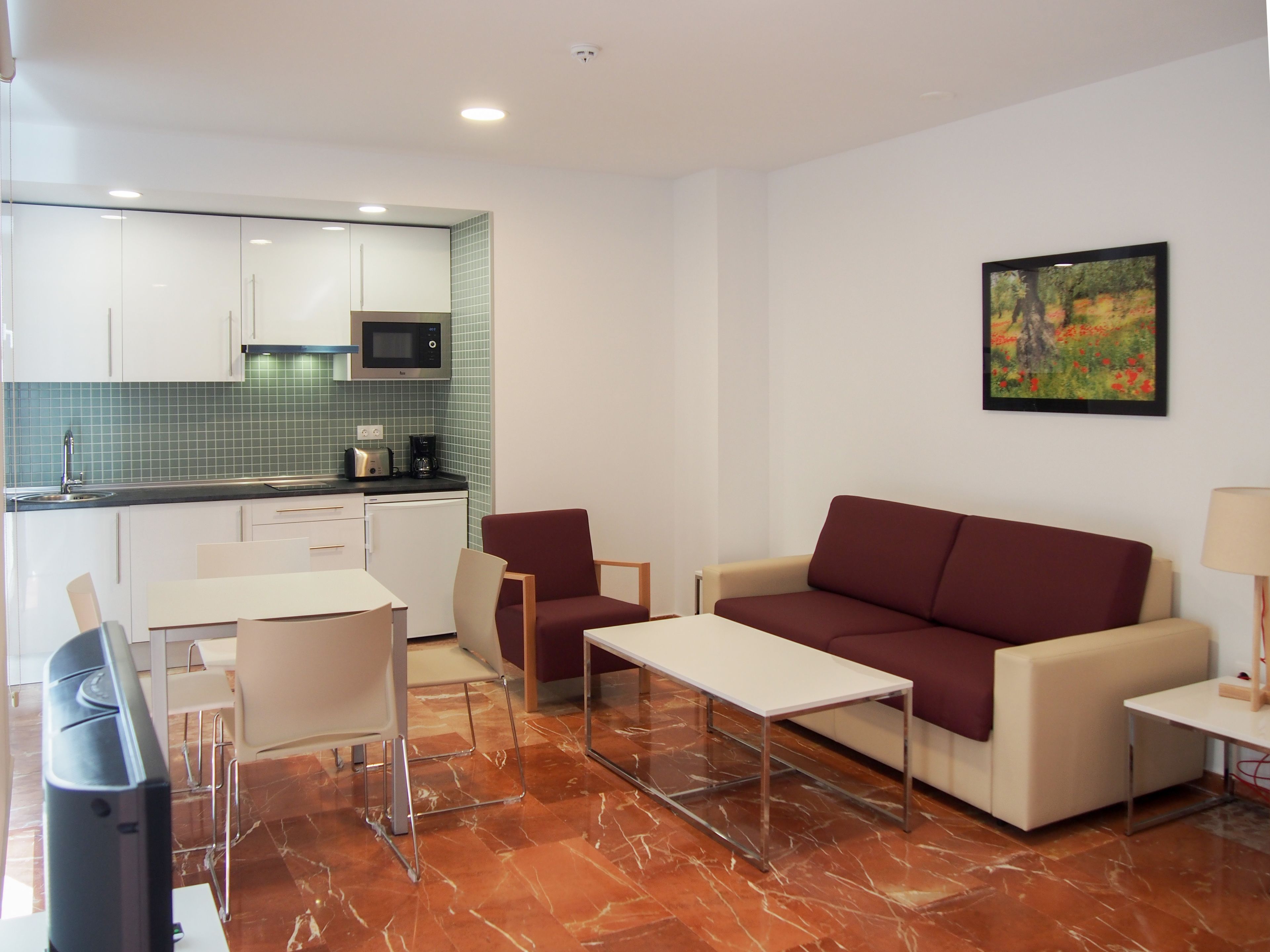 Comfort-huoneisto, 1 makuuhuone, rannalla | Olohuone | Taulutelevisio