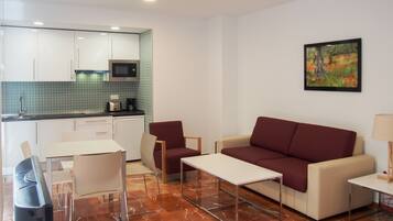 Comfort-huoneisto, 1 makuuhuone, rannalla | Olohuone | Taulutelevisio