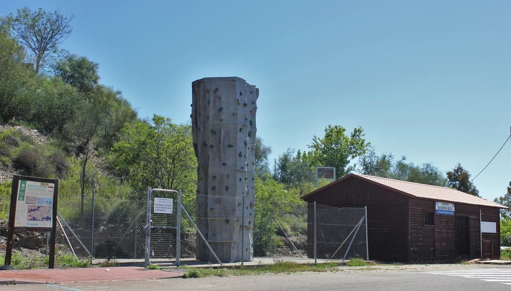 Una pared de escalada junto a un edificio de madera.