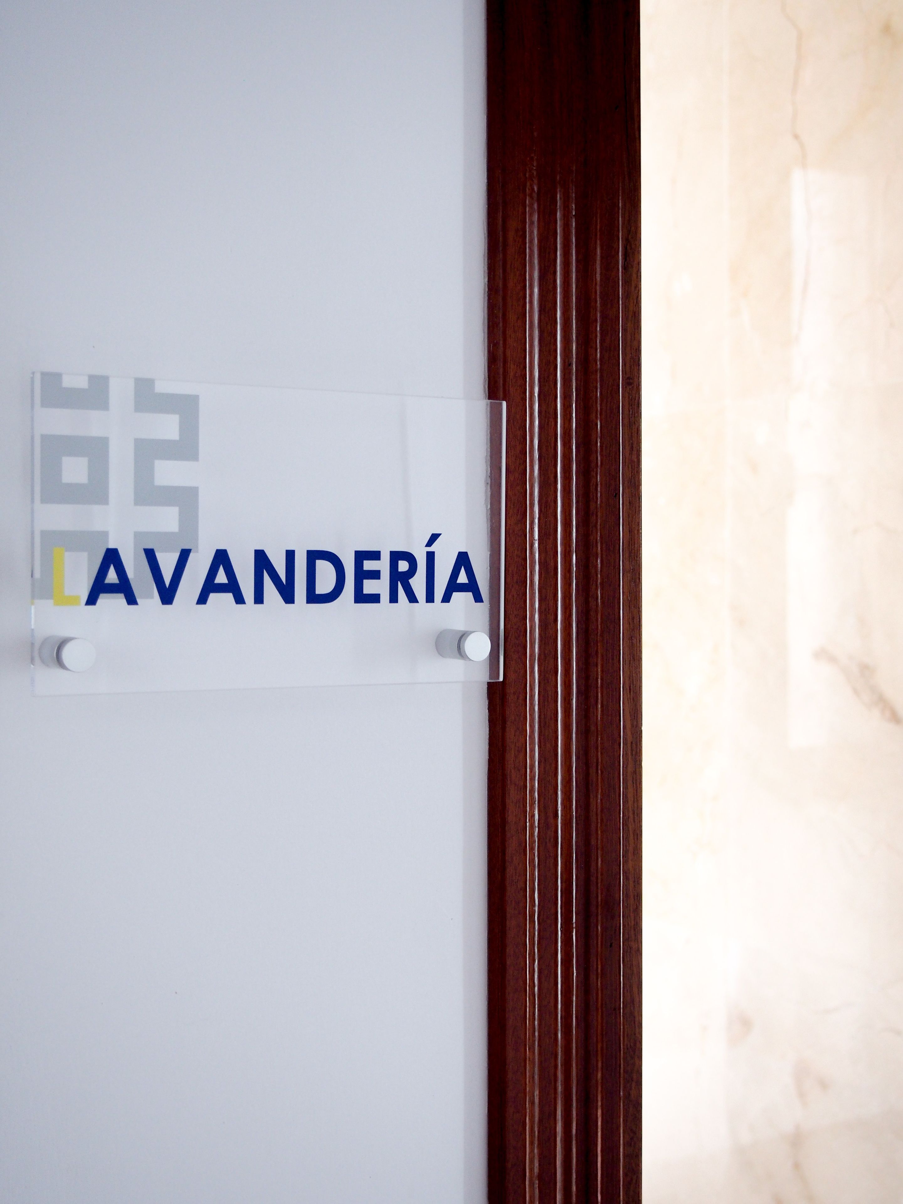 Une enseigne avec le mot « LAVANDERÍA » sur un fond blanc.