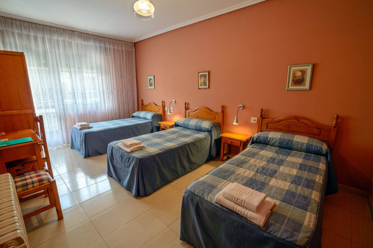 Habitación triple | Camas extra, wifi gratis y ropa de cama
