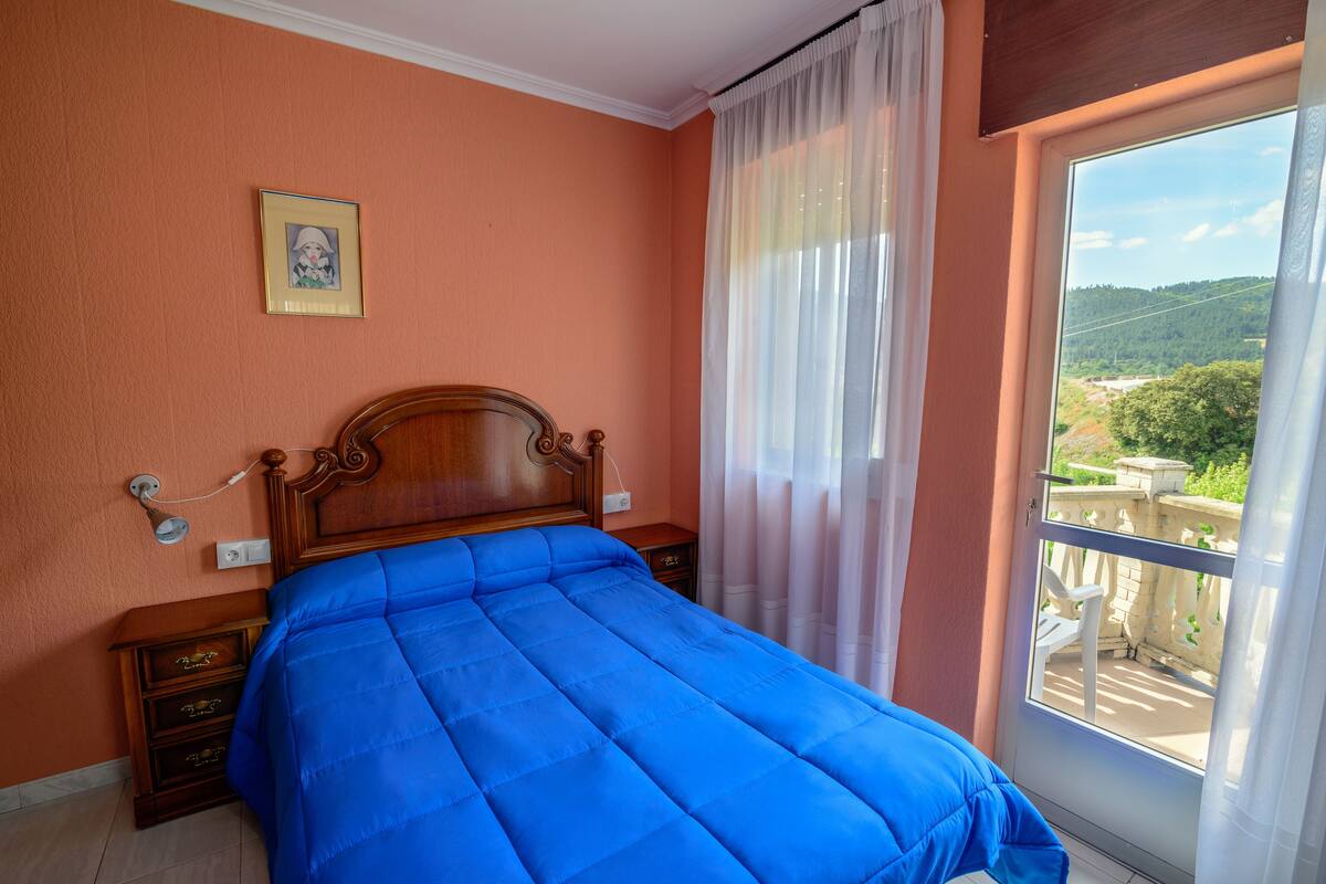Habitación con 1 cama matrimonial o 2 individuales | Camas extra, wifi gratis y ropa de cama