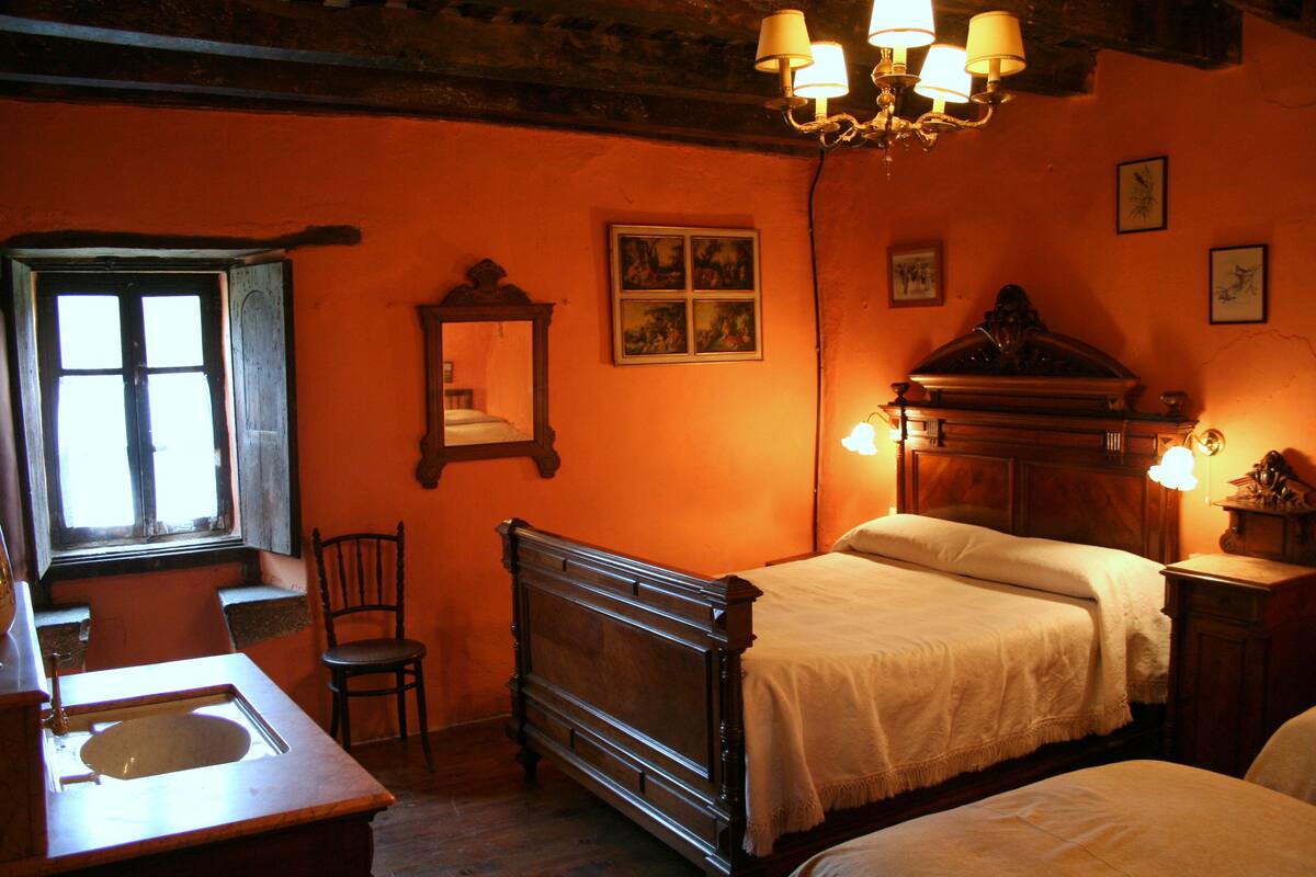 Vierbettzimmer, Gemeinschaftsbad | Verdunkelungsvorhänge, kostenloses WLAN, Bettwäsche