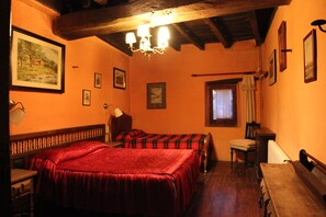 Dreibettzimmer, Gemeinschaftsbad | Verdunkelungsvorhänge, kostenloses WLAN, Bettwäsche