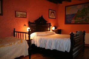 Vierbettzimmer, Gemeinschaftsbad | Verdunkelungsvorhänge, kostenloses WLAN, Bettwäsche