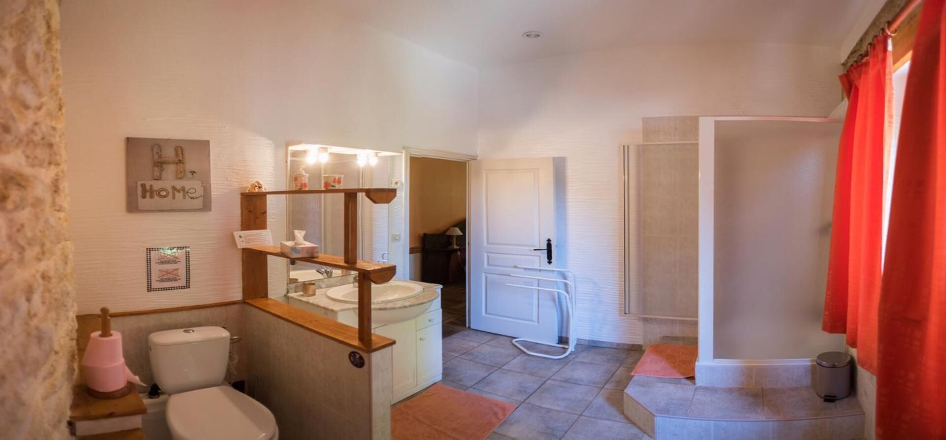 Articles de toilette gratuits, sèche-cheveux, peignoirs