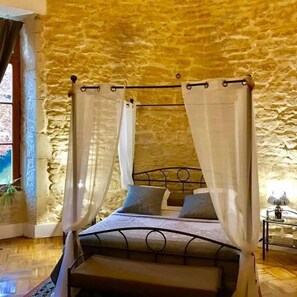 Honeymoon Double Room (Tourelle) | Individually decorated, individually furnished, desk, blackout curtains - B&B Le Château de Morey (Belleau)