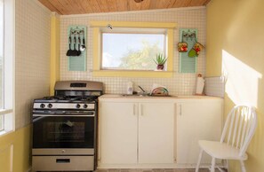 Mini réfrigérateur, micro-ondes, plaque de cuisson, grille-pain