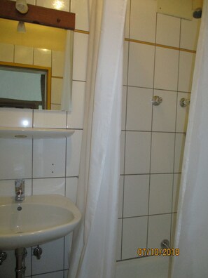 Habitación individual básica | Baño | Regadera, amenidades de baño gratuitas, secadora de cabello, toallas 