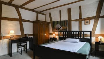 Basic Double Room | Desk, free WiFi, bed sheets