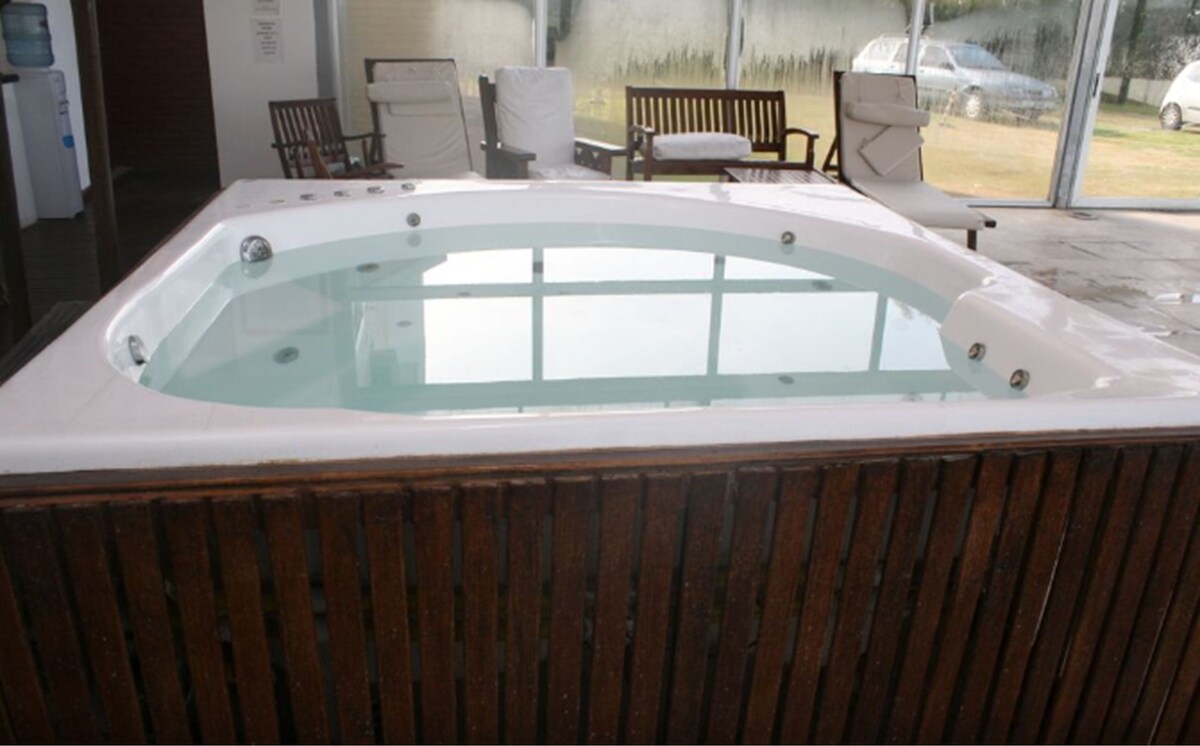 Sauna, bañera de hidromasaje, baño turco, masajes con piedras calientes 