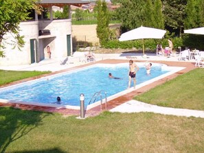 Außenpool (je nach Saison geöffnet), Sonnenschirme, Liegestühle