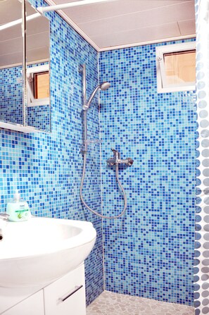 Apartment, Terrace | Bathroom | Free toiletries, hair dryer, slippers, towels - Villa-Hufeland (Berlin)