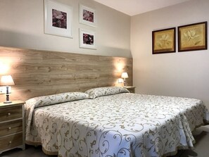 Double Room, 2 Twin Beds, Non Smoking | Free WiFi - Hostal-Restaurante Paris (Forcarei)