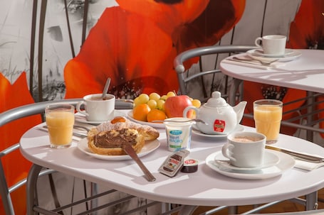 Desayuno todos los días (con cargo). Mi Hotel Home