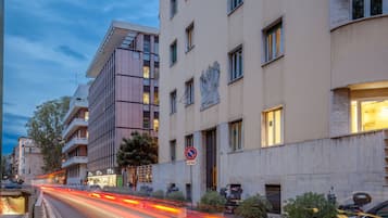 Fachada da propriedade à noite