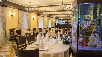 Daily continental breakfast (RUB 450 per person)