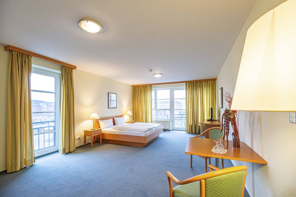 studio - adjacent building | living area | flat-screen tv