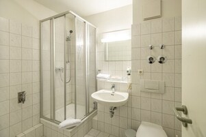 Family Apartment | Bathroom | Shower, hair dryer, towels