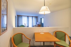 Apartamento família | Opções para refeição no quarto