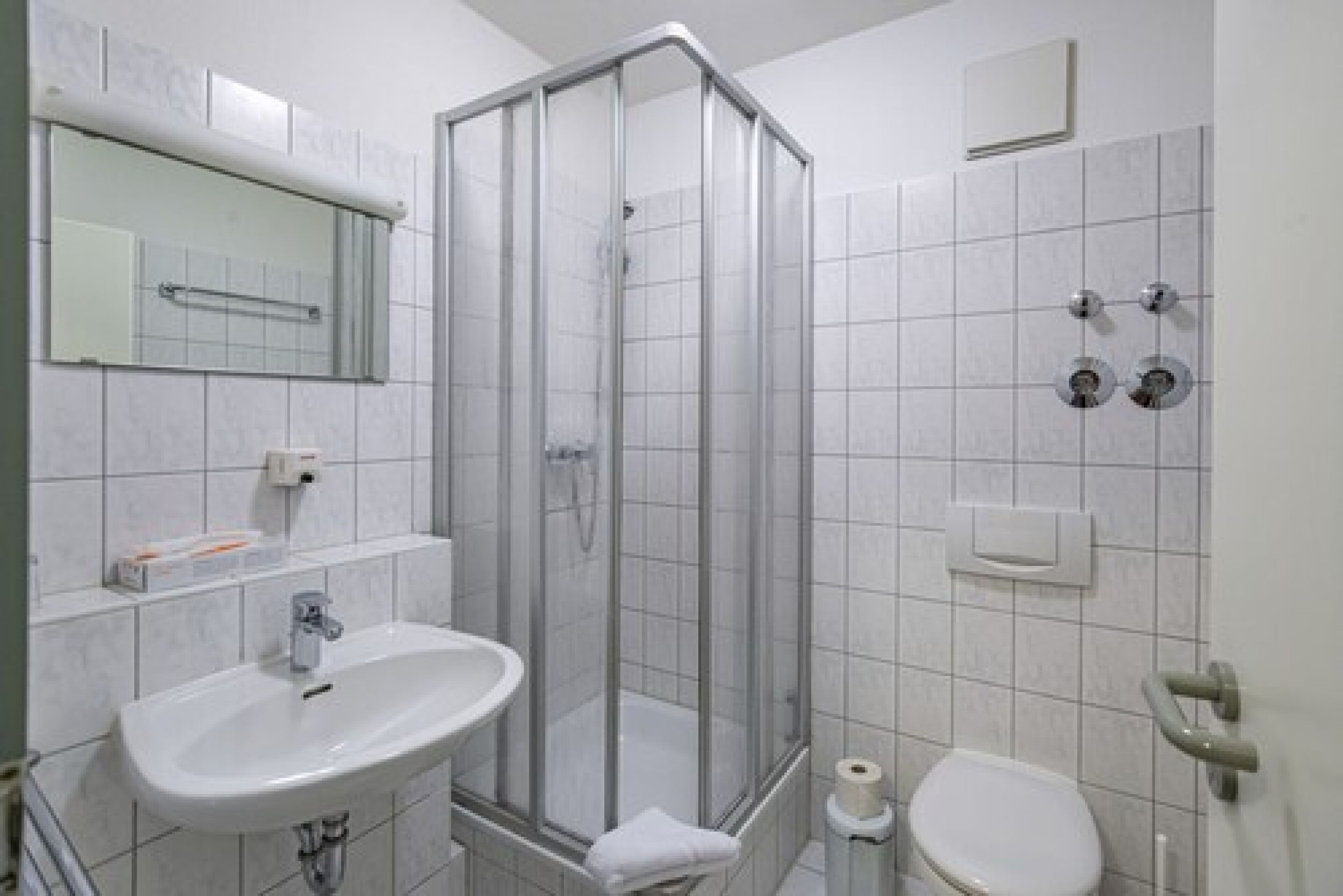 standard double room, non smoking | bathroom | shower, hair dryer, towels