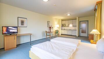 Estudio, en edificio anexo (adjacent building) | Zona de estar | Una televisión de pantalla plana