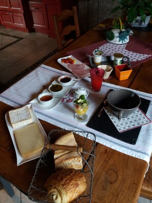 Petit déjeuner servi tous les jours en supplément