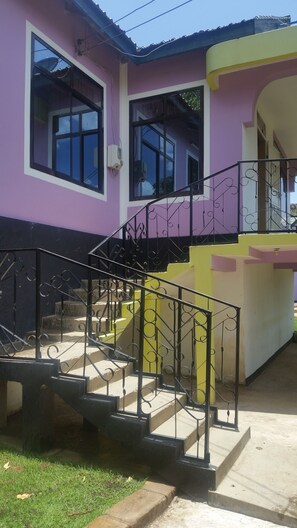 Exterior - VOT Hostel (Mwanza)