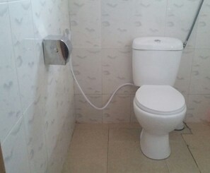 经济单人房, 1 张大号单人床, 无障碍, 无烟房 | 浴室 | 淋浴设施、大花洒淋浴喷头、免费洗浴用品、拖鞋