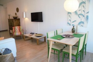 Flat-screen TV - The Resthouse (Candelaria)