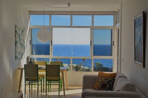 Appartamento Deluxe, 2 camere da letto, vista oceano | Soggiorno | TV a schermo piatto