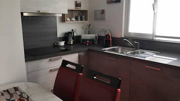 Deluxe Studio, 1 Queen Bed, Kitchen, Garden View | Private kitchen | Fridge, microwave, oven, stovetop