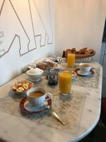 Café da manhã continental grátis todos os dias