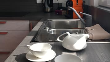 Studio Deluks, 1 Tempat Tidur Queen, dapur, pemandangan kebun | Kopi dan/atau alat penyeduh kopi