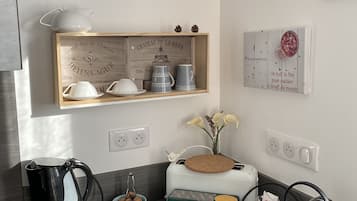 Deluxe Studio, 1 Queen Bed, Kitchen, Garden View | Private kitchen | Fridge, microwave, oven, stovetop
