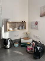 Estúdio luxo, 1 cama Queen, cozinha, vista para o jardim | Cozinha privada | Geladeira, micro-ondas, fogão, cooktop