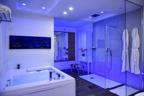 Apartament Deluxe, 1 dormitori, 2 banys | Bany | Assecador de cabells, barnussos, sabatilles i bidet 