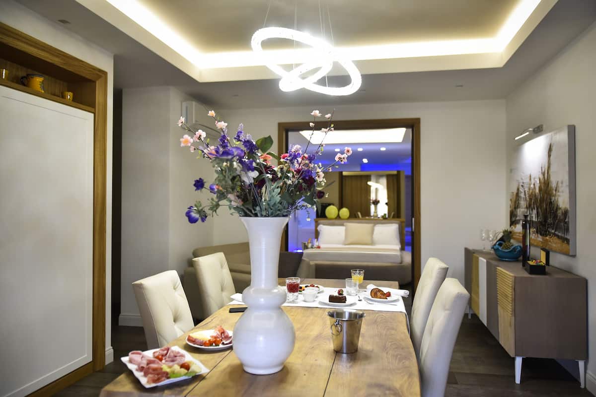 Deluxe appartement, 1 slaapkamer, 2 badkamers | Luxe beddengoed, een kluis op de kamer, individueel gedecoreerd