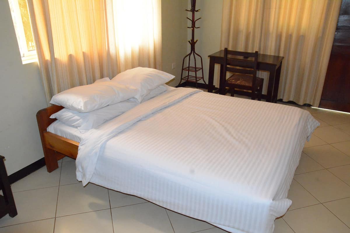 In-room safe, WiFi (free), bed sheets