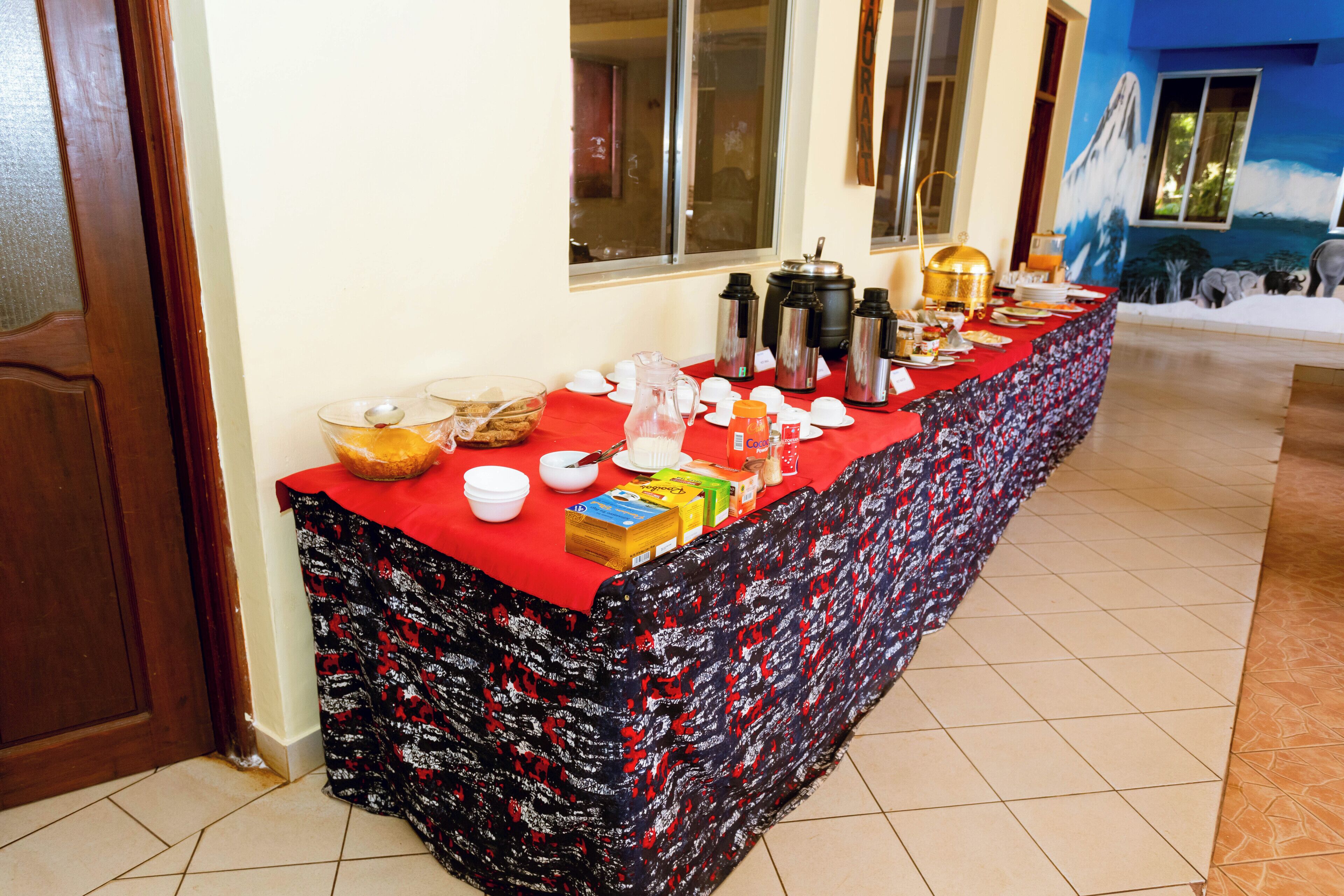 Taula de buffet amb estovell vermell, diferents aliments i condiments.