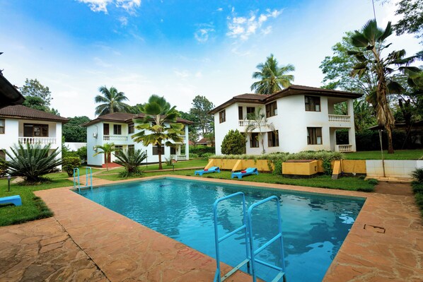 Outdoor pool - Keys Hotel Mbokomu Branch (Moshi)