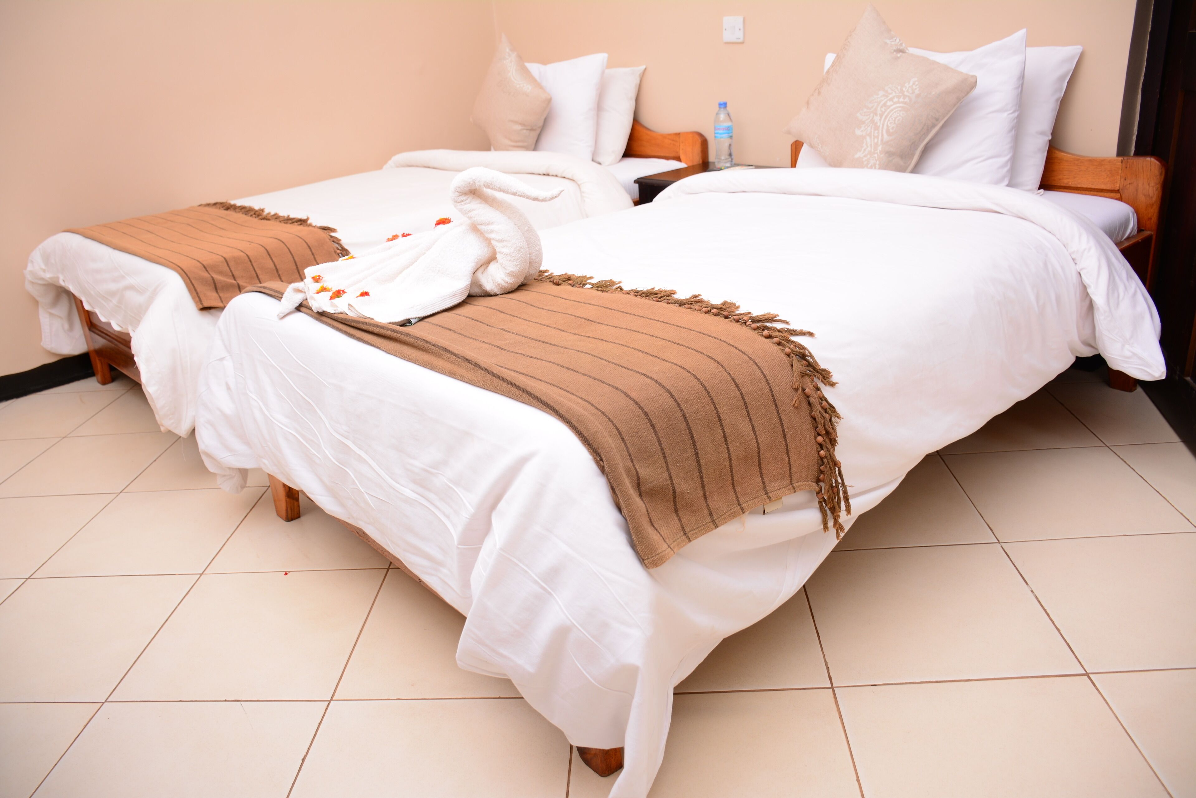 In-room safe, WiFi (free), bed sheets