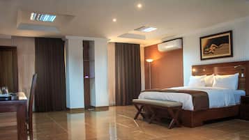 Family Apartment, 5 Bedrooms, Non Smoking | Peti besi dalam bilik, meja, langsir/tirai gelap terus, kalis bunyi