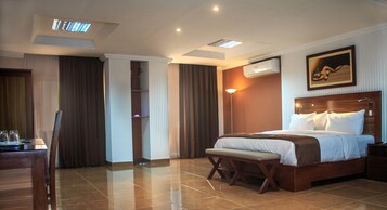 Family Apartment, 5 Bedrooms, Non Smoking | In-room safe, desk, blackout drapes, soundproofing