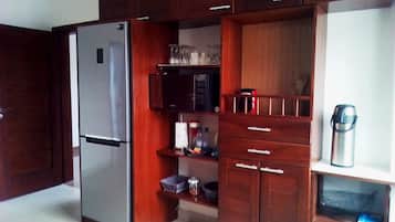 Refrigerador con freezer, microondas, horno, placa de cocina